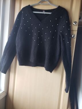 Wool Blend Eyelid Black V-Neck Pearl-Accent Women's Sweater